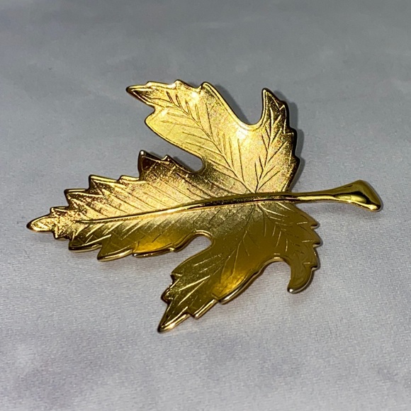 1970s Gold Tone Textured Veined Fall Maple Leaf Brooch - Picture 1 of 6